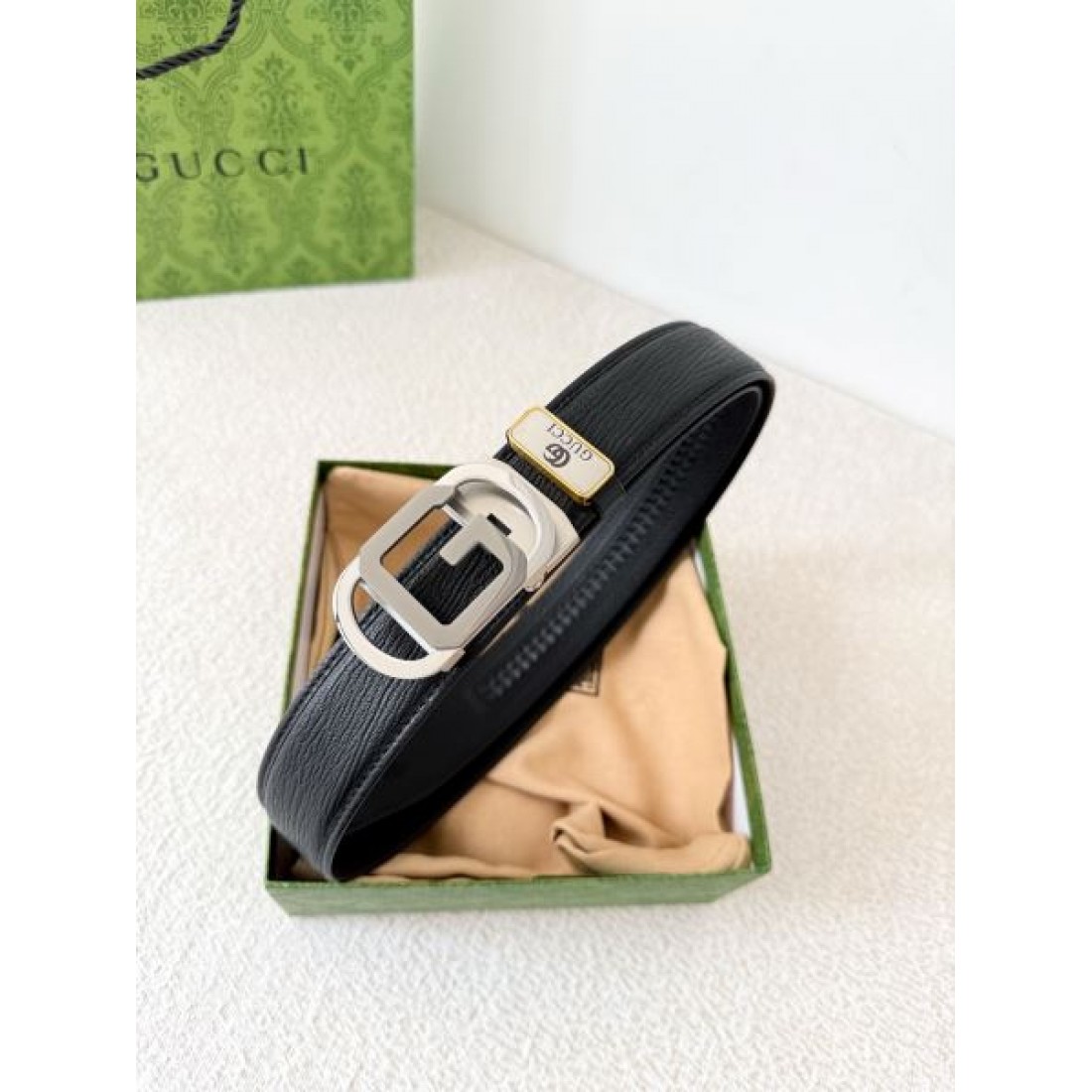 メタルロゴ主張 Gucci グッチ コピー ベルト ブラックレザー 細かなシボ加工 ダブルGバックル シルバートーン金具 存在感ある仕上がり