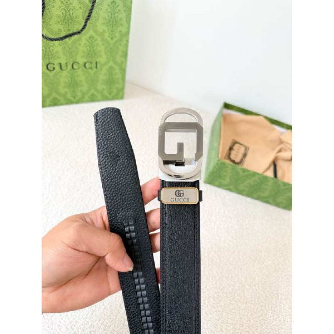 メタルロゴ主張 Gucci グッチ コピー ベルト ブラックレザー 細かなシボ加工 ダブルGバックル シルバートーン金具 存在感ある仕上がり