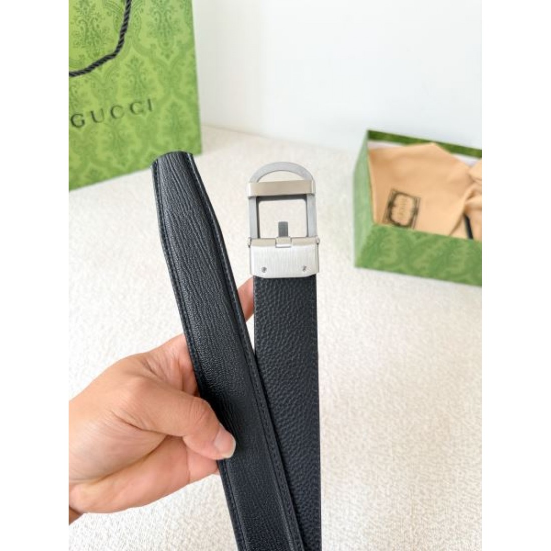 メタルロゴ主張 Gucci グッチ コピー ベルト ブラックレザー 細かなシボ加工 ダブルGバックル シルバートーン金具 存在感ある仕上がり