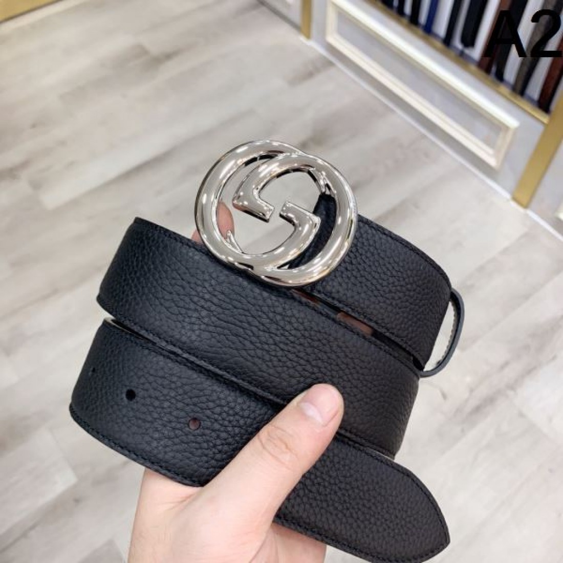 コンパクト設計 Gucci グッチ コピー ベルト ブラックエンボスレザー GGロゴバックル ラウンドフォルム金具 バランス良いシルエット