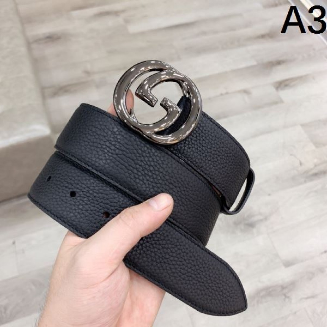 コンパクト設計 Gucci グッチ コピー ベルト ブラックエンボスレザー GGロゴバックル ラウンドフォルム金具 バランス良いシルエット