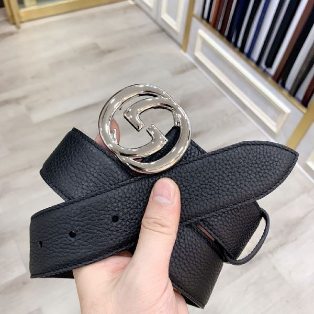 コンパクト設計 Gucci グッチ コピー ベルト ブラックエンボスレザー GGロゴバックル ラウンドフォルム金具 バランス良いシルエット