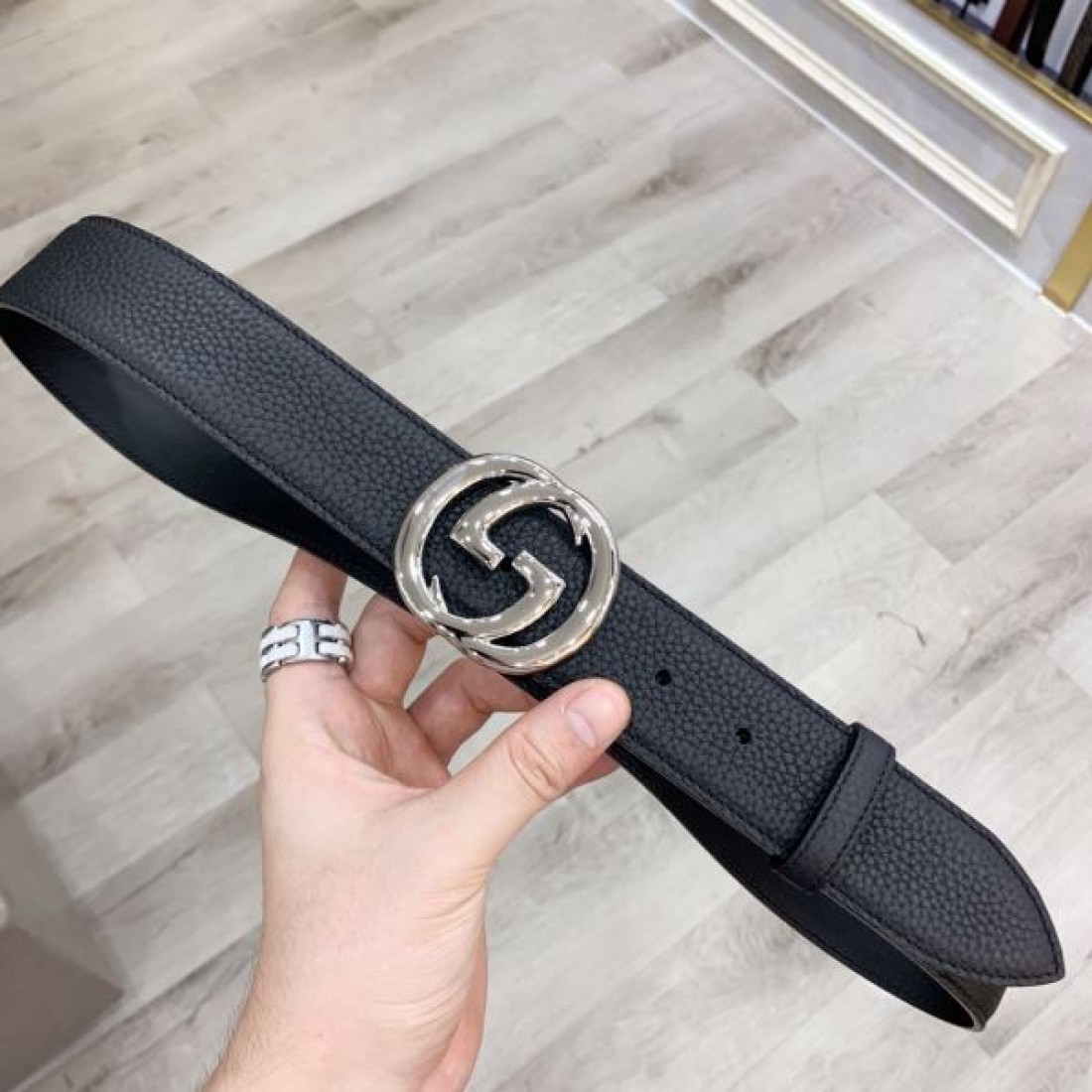 コンパクト設計 Gucci グッチ コピー ベルト ブラックエンボスレザー GGロゴバックル ラウンドフォルム金具 バランス良いシルエット