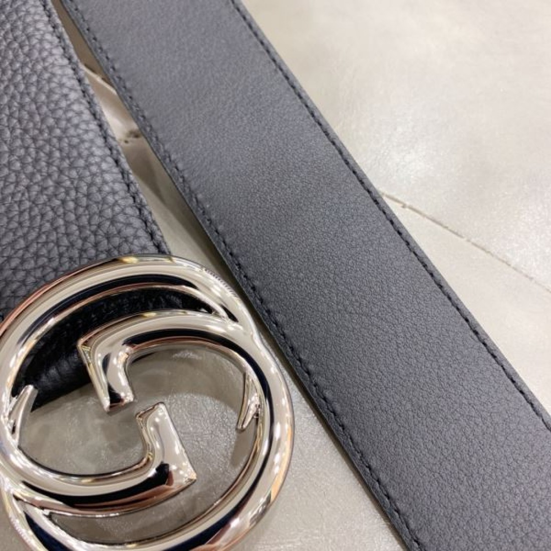 コンパクト設計 Gucci グッチ コピー ベルト ブラックエンボスレザー GGロゴバックル ラウンドフォルム金具 バランス良いシルエット