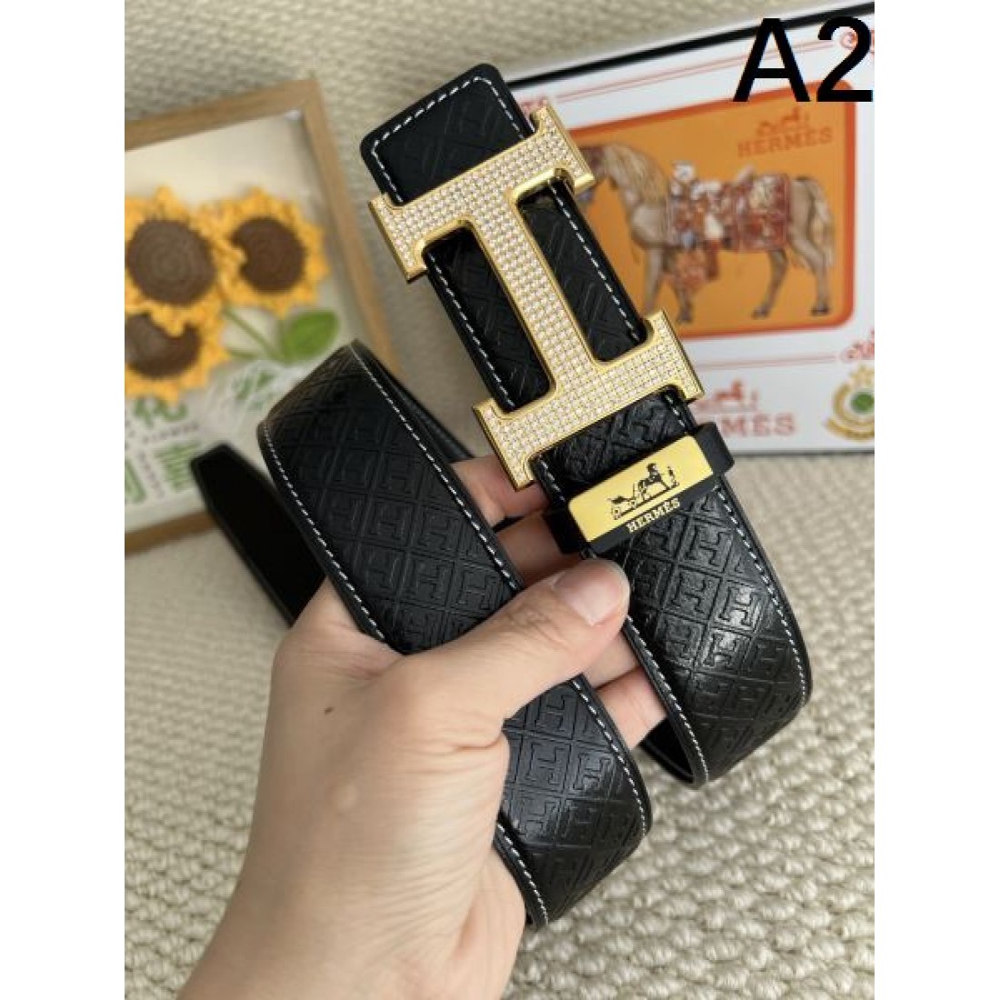 フォルム際立つ Hermes エルメス コピー ベルト ブラックレザー Hバックルデザイン ゴールドメタル金具 ストレートライン 強い存在感