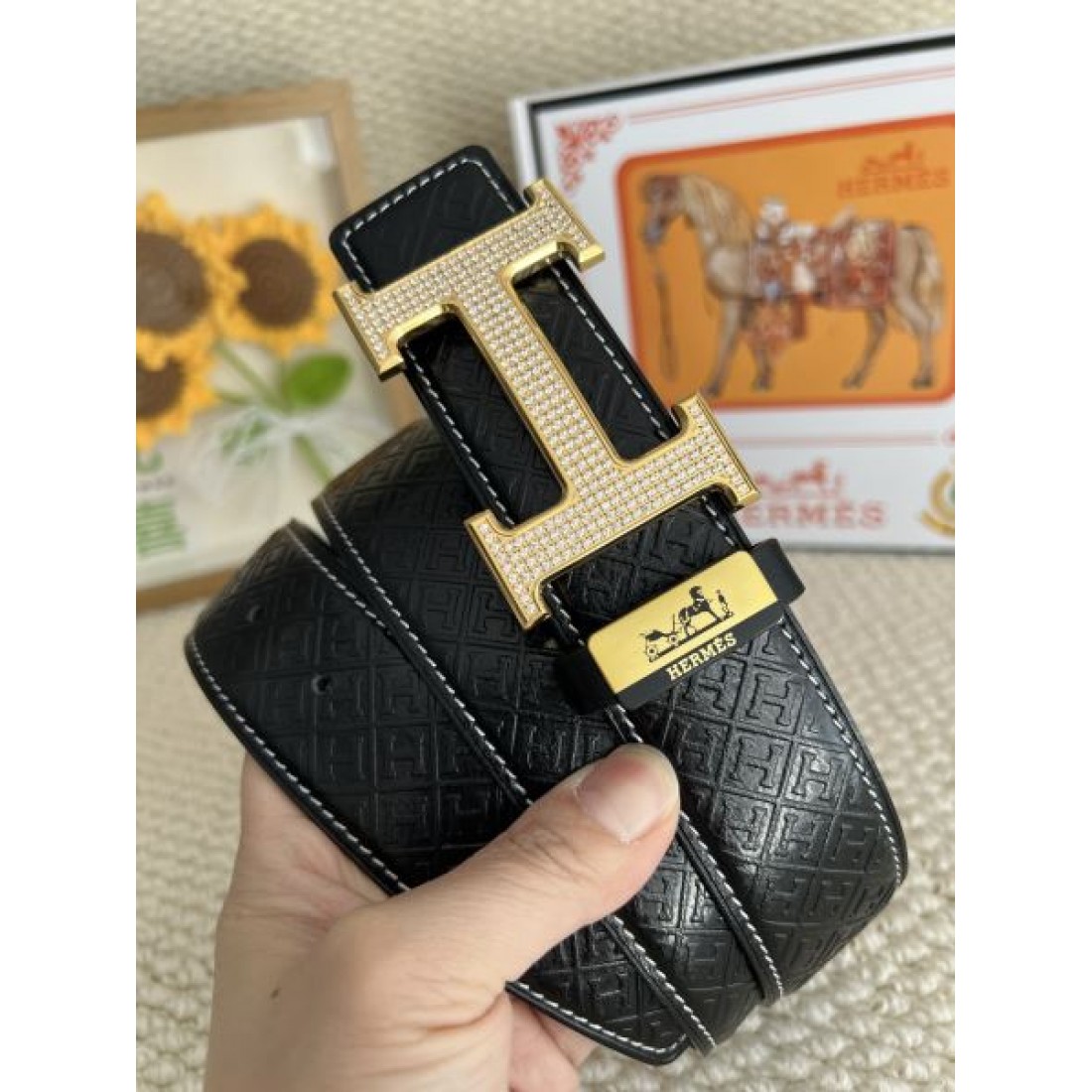フォルム際立つ Hermes エルメス コピー ベルト ブラックレザー Hバックルデザイン ゴールドメタル金具 ストレートライン 強い存在感