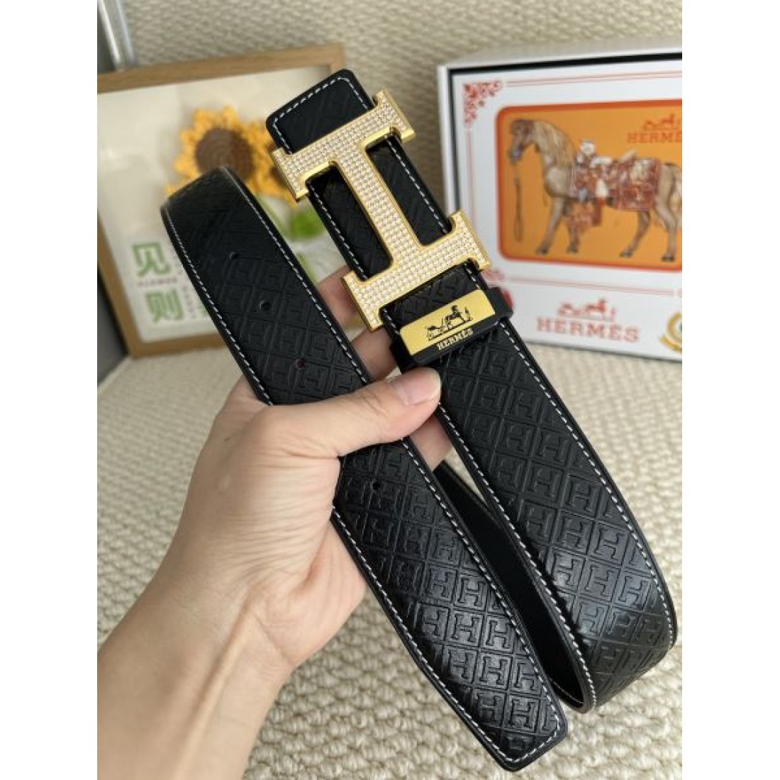 フォルム際立つ Hermes エルメス コピー ベルト ブラックレザー Hバックルデザイン ゴールドメタル金具 ストレートライン 強い存在感