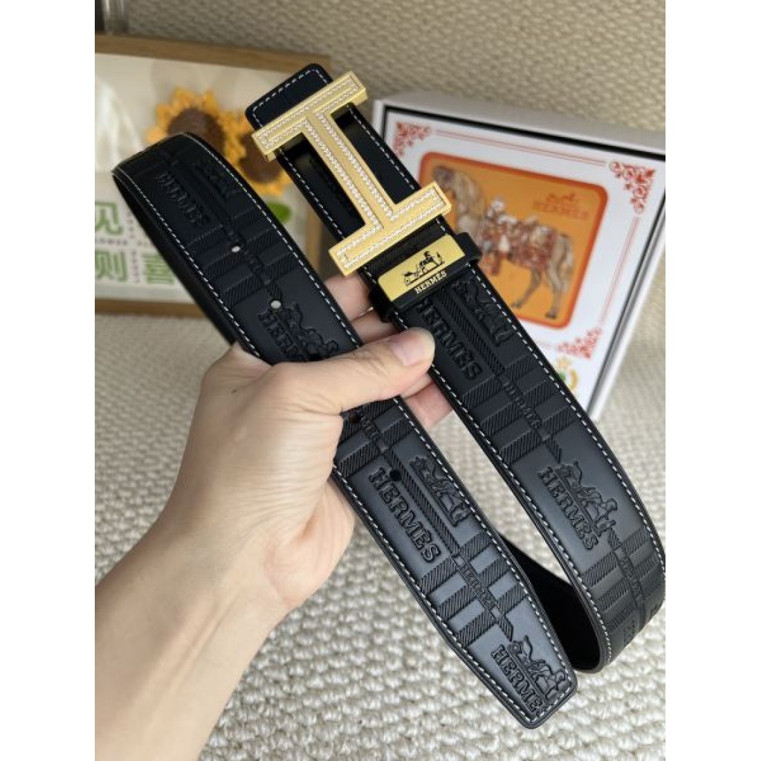 立体ディテール Hermes エルメス コピー ベルト ブラックエンボスレザー Hロゴバックル シルバートーン金具 高密度仕上げ コーデのアクセント