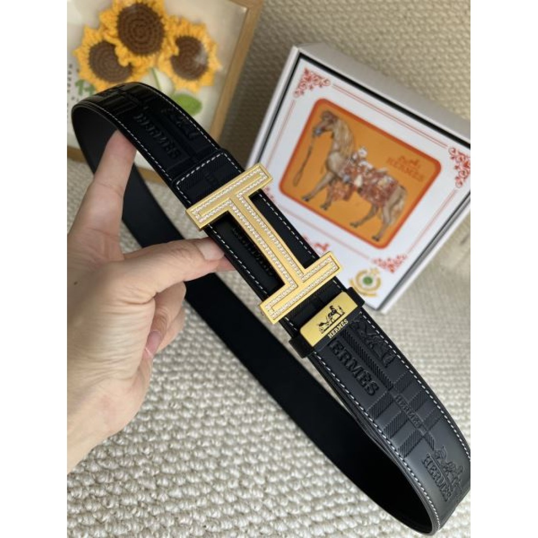 立体ディテール Hermes エルメス コピー ベルト ブラックエンボスレザー Hロゴバックル シルバートーン金具 高密度仕上げ コーデのアクセント