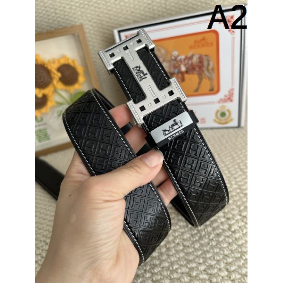 重厚ストラップ Hermes エルメス コピー ベルト ブラック型押しレザー H字バックル メタルプレート仕様 安定感ある着用感 ビジネス対応