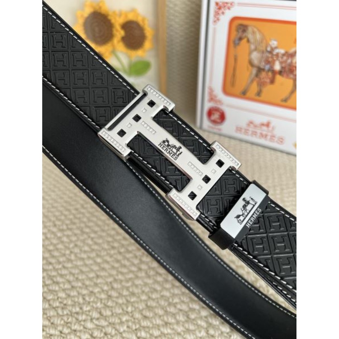 重厚ストラップ Hermes エルメス コピー ベルト ブラック型押しレザー H字バックル メタルプレート仕様 安定感ある着用感 ビジネス対応