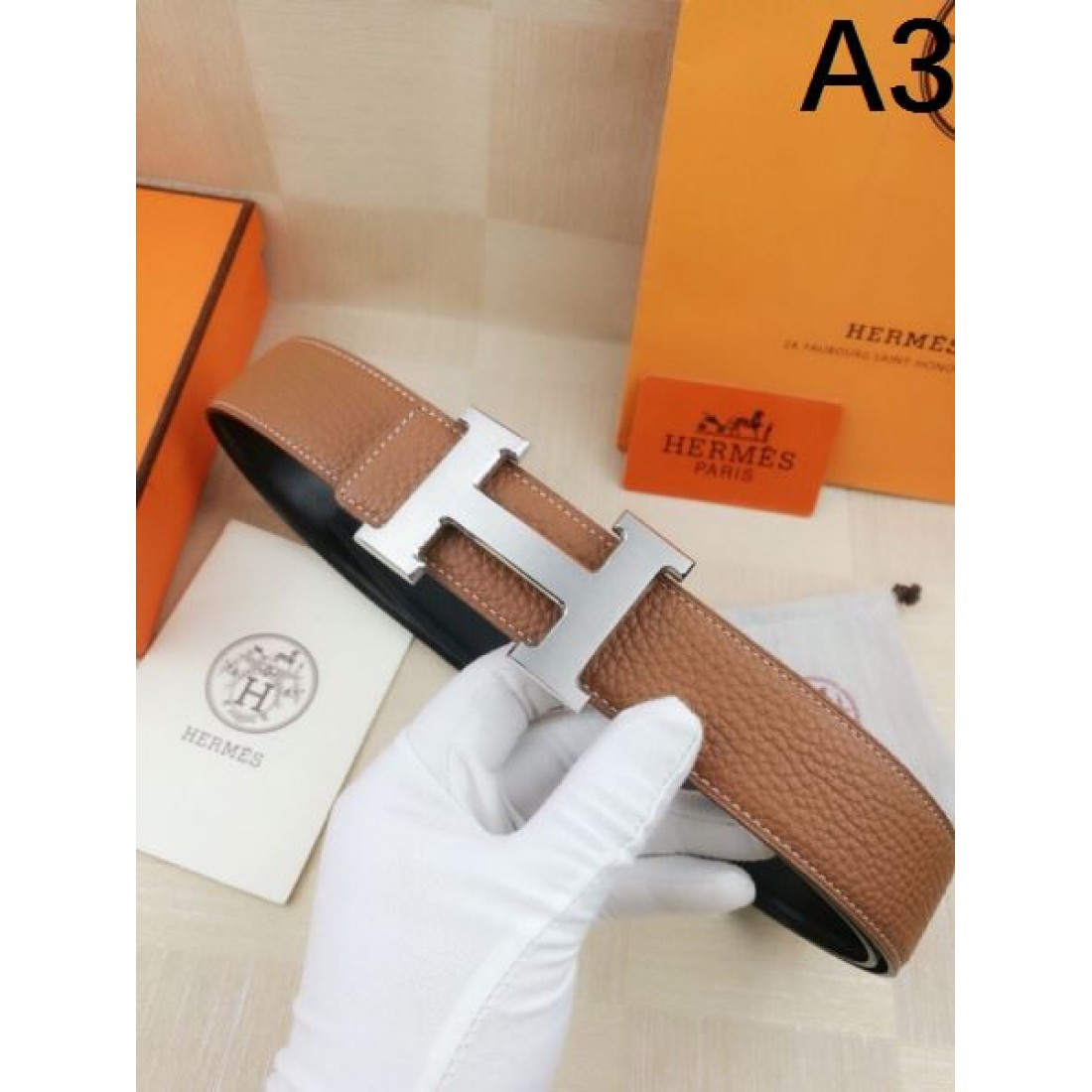 バックル主役 Hermes エルメス コピー ベルト ブラックトゴ調レザー ゴールドH金具 シボ感レザー 厚みあるストラップ 高級感際立つ
