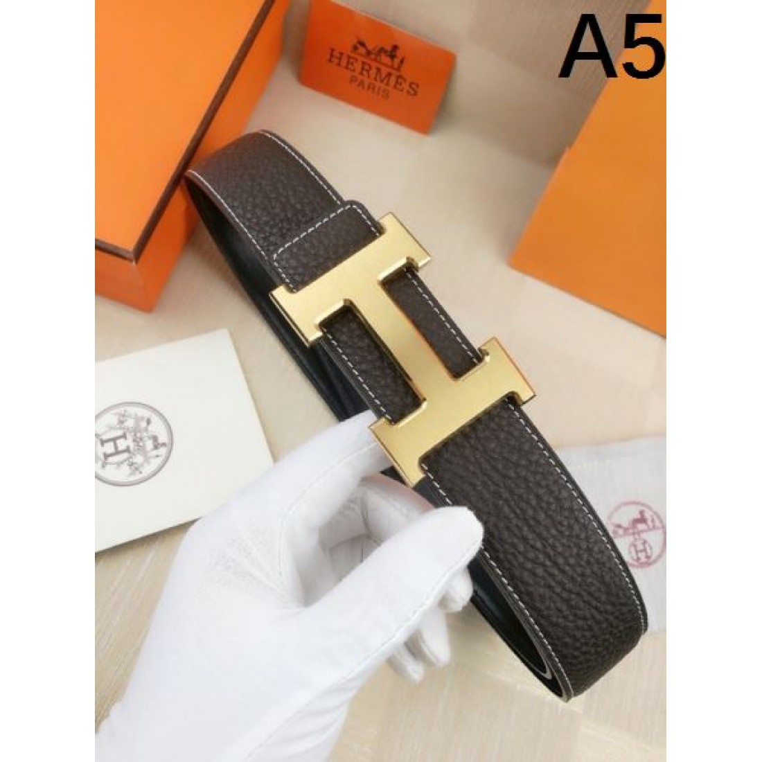 バックル主役 Hermes エルメス コピー ベルト ブラックトゴ調レザー ゴールドH金具 シボ感レザー 厚みあるストラップ 高級感際立つ