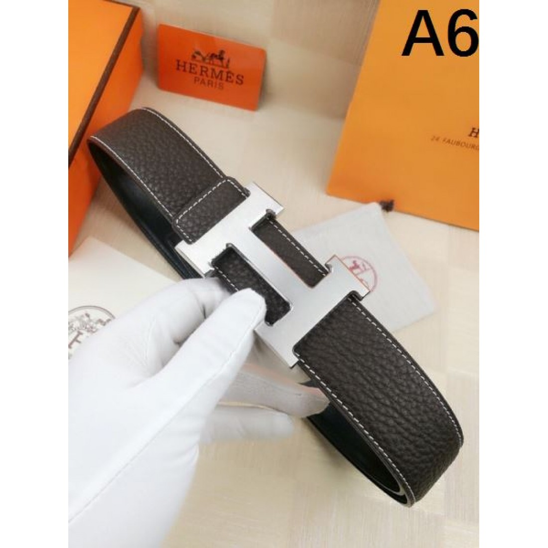 バックル主役 Hermes エルメス コピー ベルト ブラックトゴ調レザー ゴールドH金具 シボ感レザー 厚みあるストラップ 高級感際立つ