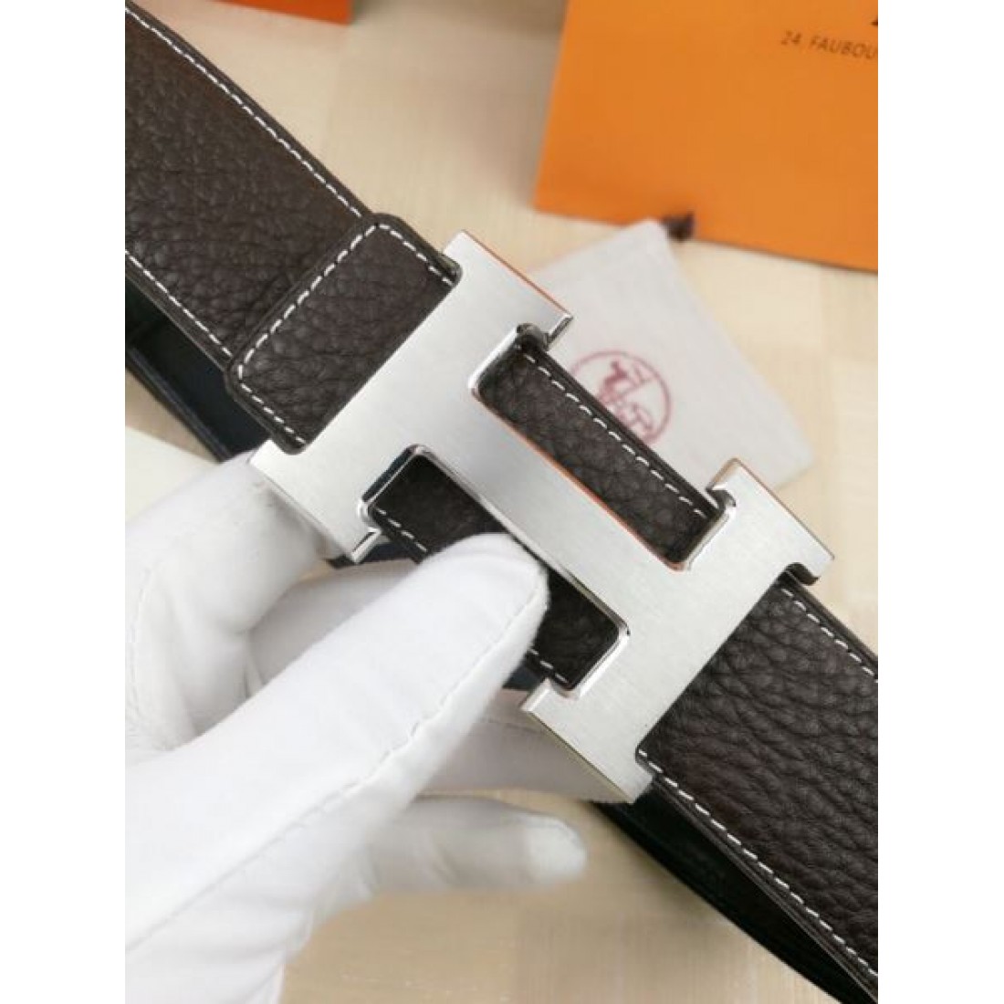 バックル主役 Hermes エルメス コピー ベルト ブラックトゴ調レザー ゴールドH金具 シボ感レザー 厚みあるストラップ 高級感際立つ