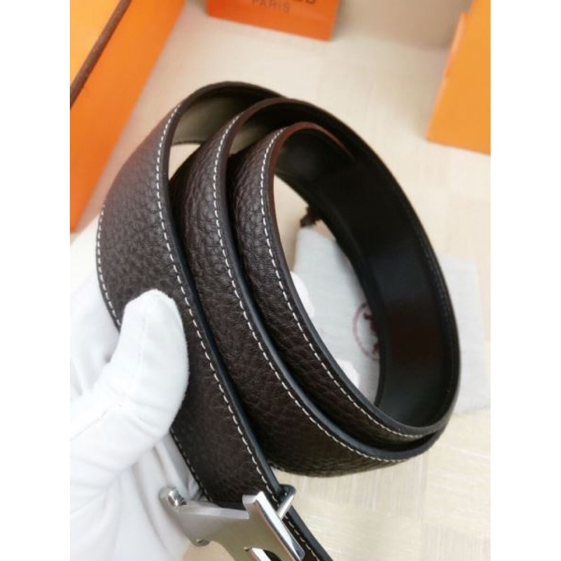 バックル主役 Hermes エルメス コピー ベルト ブラックトゴ調レザー ゴールドH金具 シボ感レザー 厚みあるストラップ 高級感際立つ