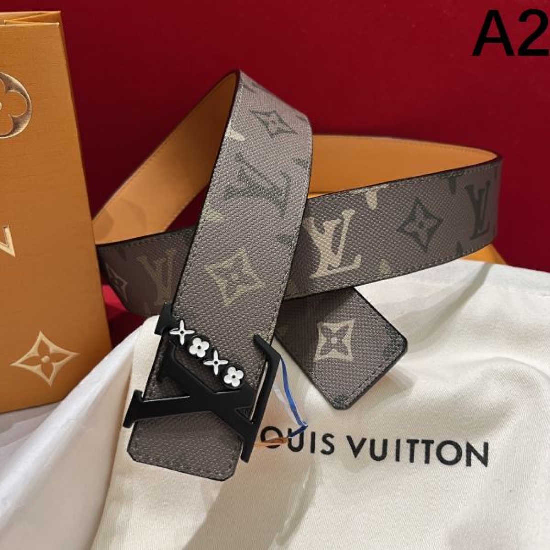 カジュアル 高級感 Louis Vuitton ルイヴィトン コピー ベルト モノグラムグレーキャンバス ブラックレザー裏地 シルバーバックル アイコニックデザイン 調整可能