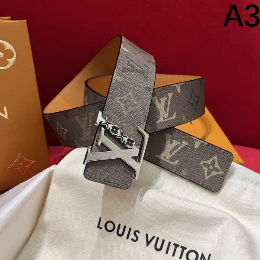 カジュアル 高級感 Louis Vuitton ルイヴィトン コピー ベルト モノグラムグレーキャンバス ブラックレザー裏地 シルバーバックル アイコニックデザイン 調整可能