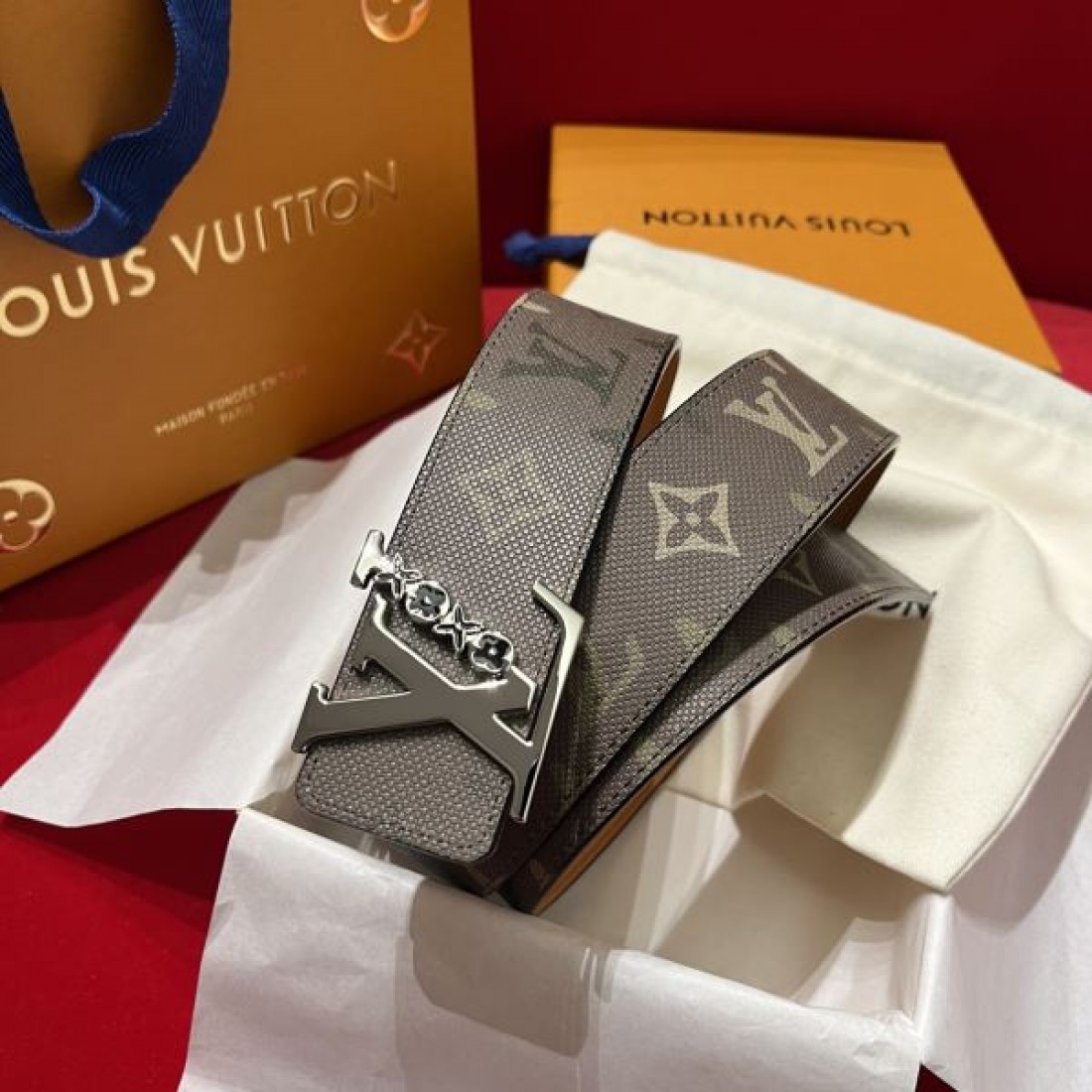 カジュアル 高級感 Louis Vuitton ルイヴィトン コピー ベルト モノグラムグレーキャンバス ブラックレザー裏地 シルバーバックル アイコニックデザイン 調整可能