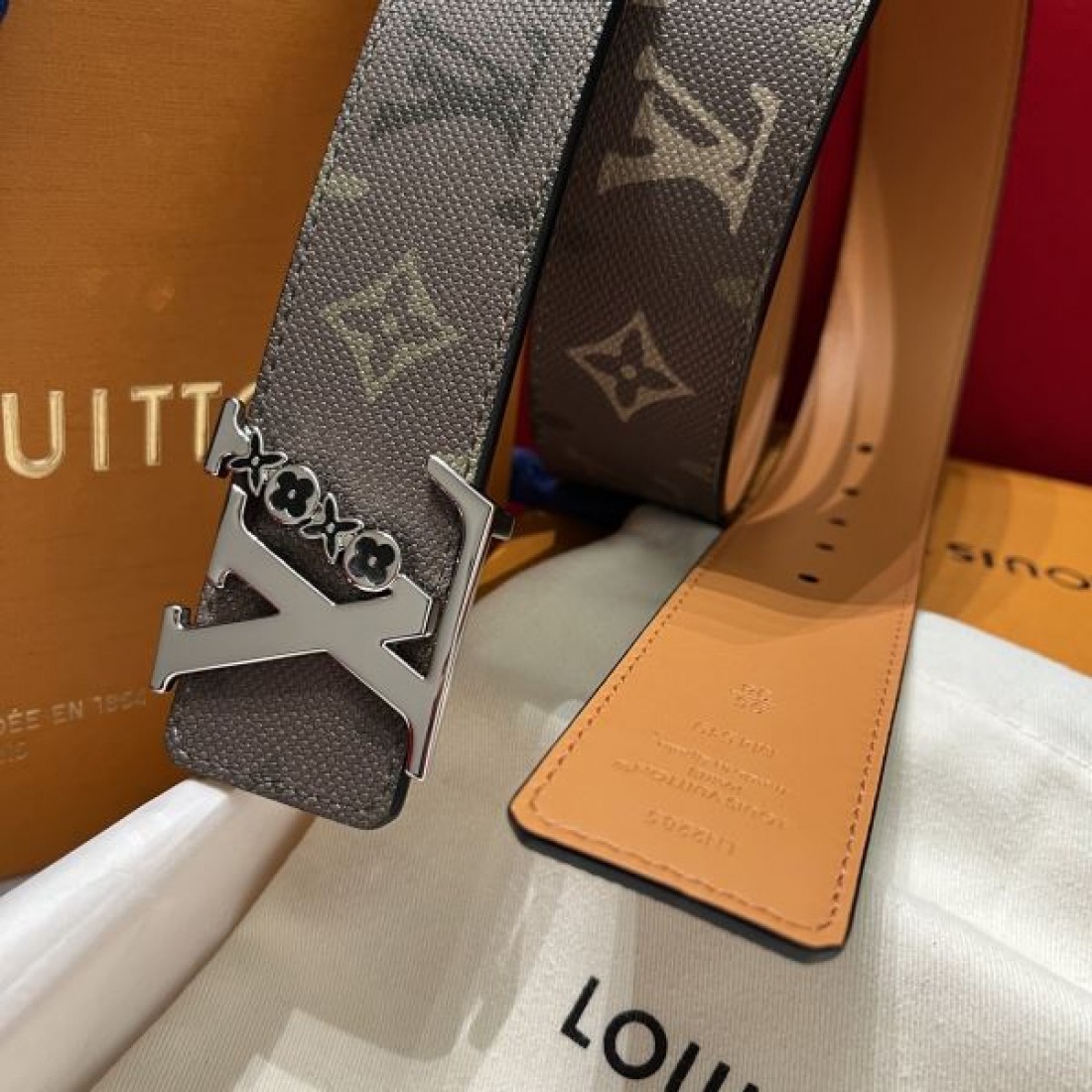 カジュアル 高級感 Louis Vuitton ルイヴィトン コピー ベルト モノグラムグレーキャンバス ブラックレザー裏地 シルバーバックル アイコニックデザイン 調整可能