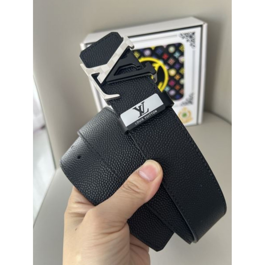 シンプル 上品 Louis Vuitton ルイヴィトン コピー ベルト グレーモノグラム ブラックレザーコンビ メタルロゴバックル フィット感良好 ビジネスカジュアル対応