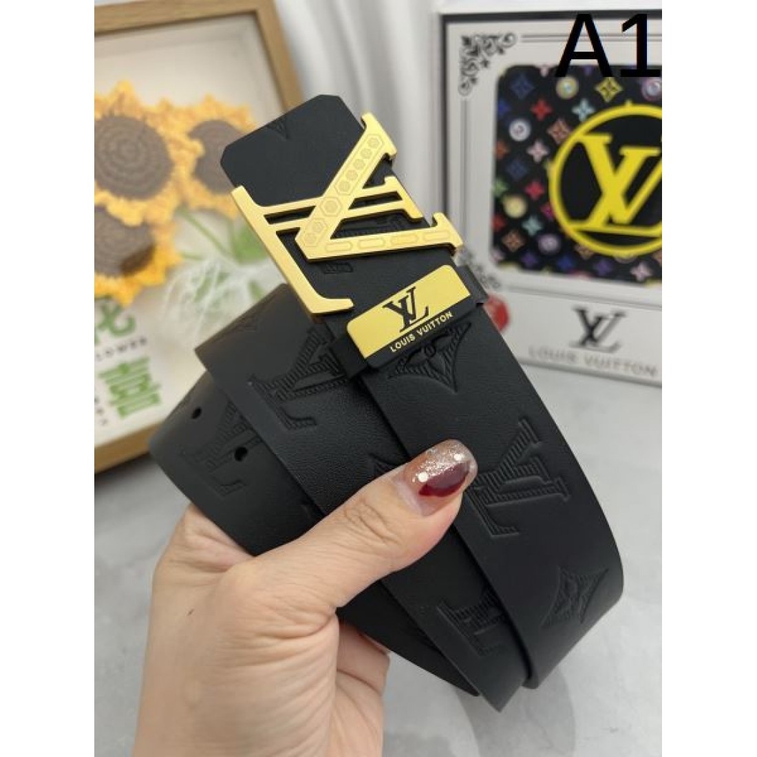 Louis Vuitton ルイヴィトン コピー ベルト ブラックエンボスレザー モノグラム型押し ゴールドLVバックル 存在感あるデザイン メンズ定番