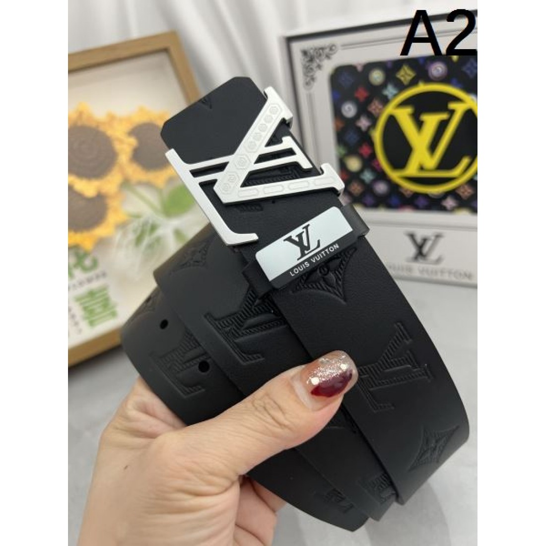 Louis Vuitton ルイヴィトン コピー ベルト ブラックエンボスレザー モノグラム型押し ゴールドLVバックル 存在感あるデザイン メンズ定番