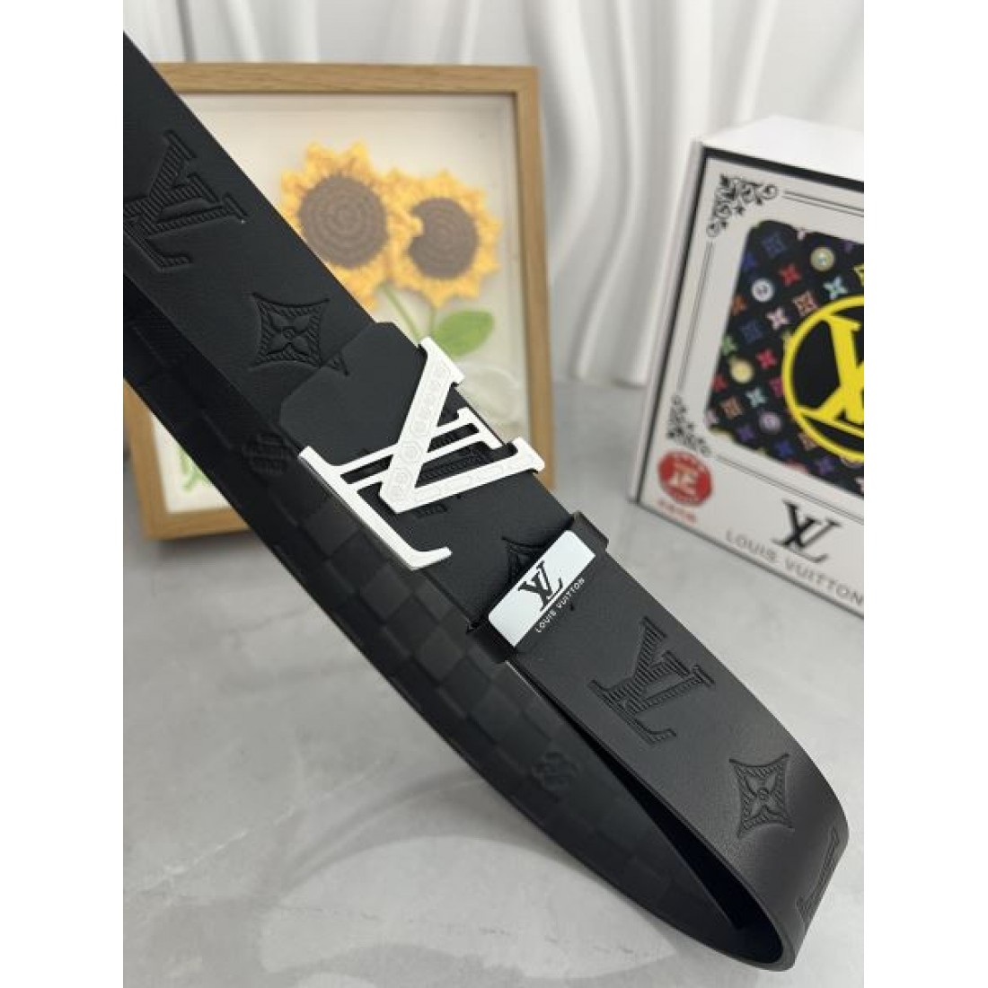 Louis Vuitton ルイヴィトン コピー ベルト ブラックエンボスレザー モノグラム型押し ゴールドLVバックル 存在感あるデザイン メンズ定番