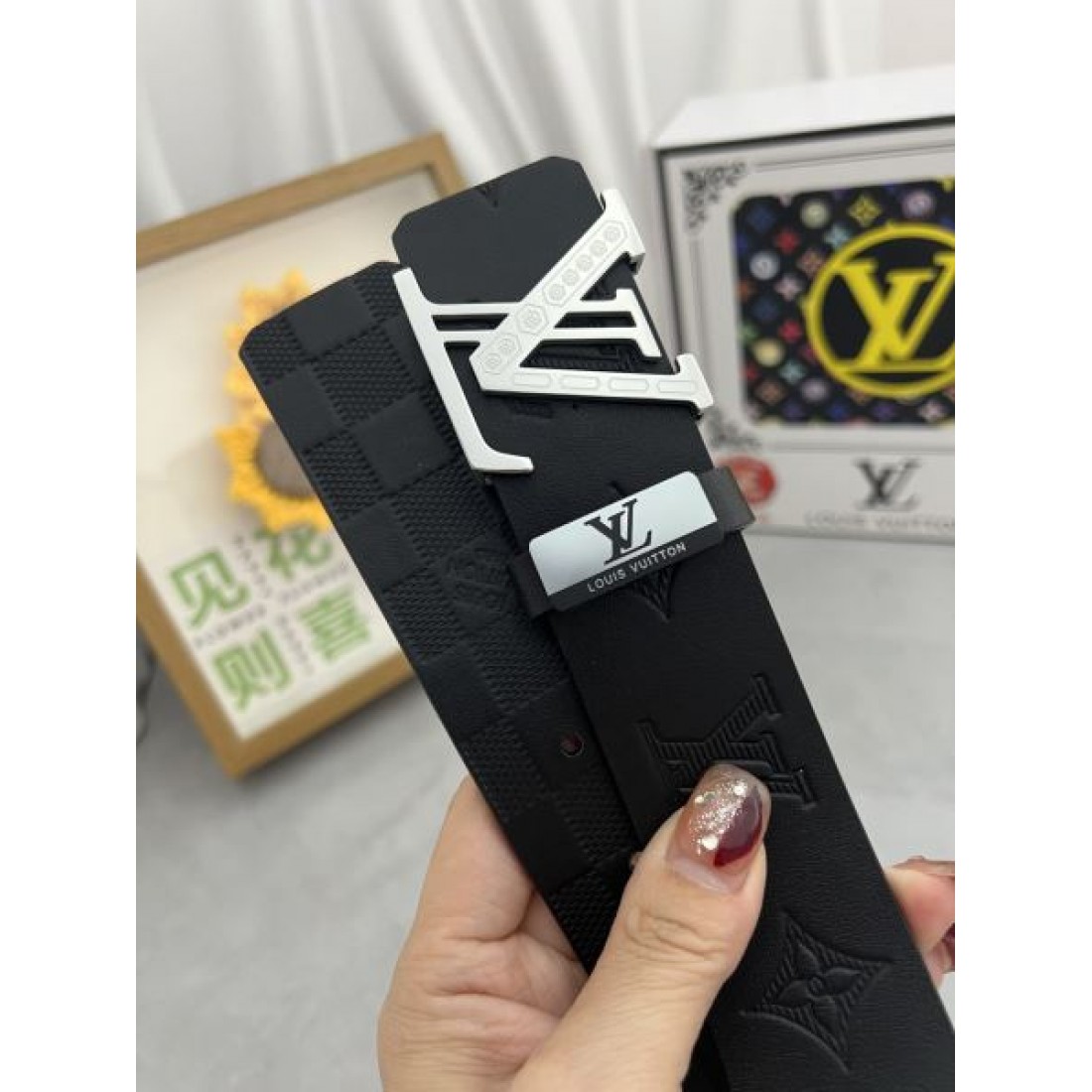 Louis Vuitton ルイヴィトン コピー ベルト ブラックエンボスレザー モノグラム型押し ゴールドLVバックル 存在感あるデザイン メンズ定番