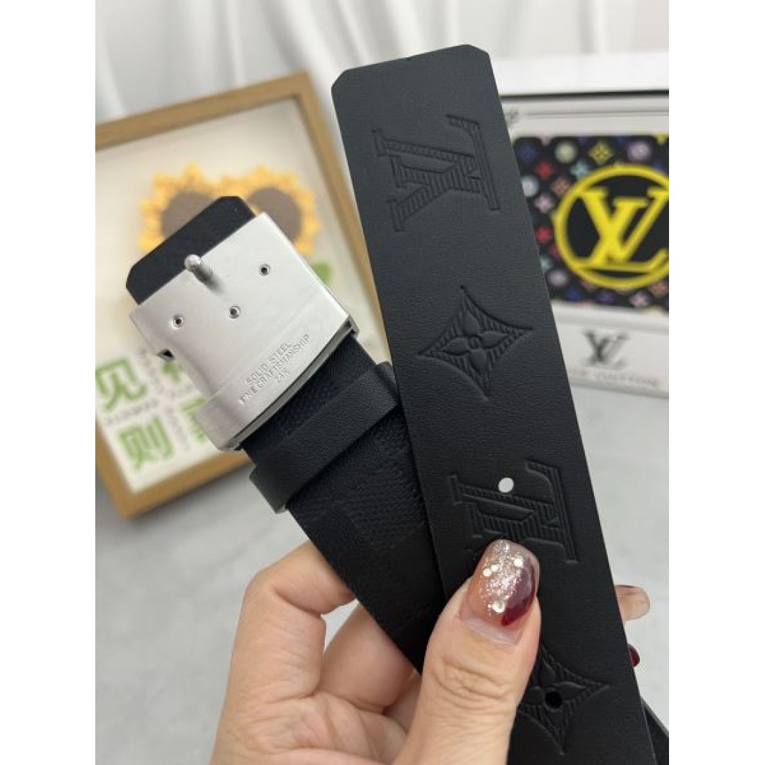 Louis Vuitton ルイヴィトン コピー ベルト ブラックエンボスレザー モノグラム型押し ゴールドLVバックル 存在感あるデザイン メンズ定番