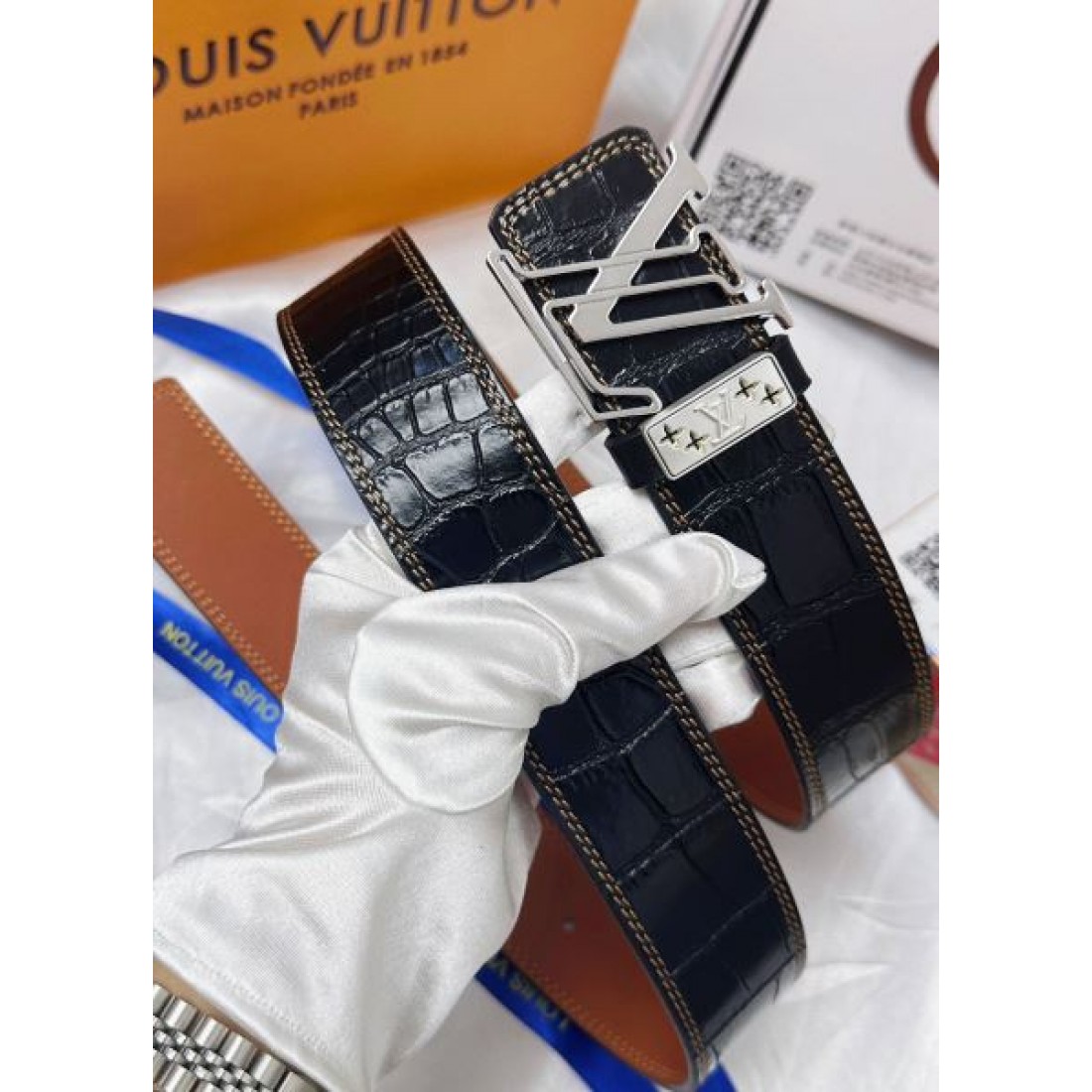 シンプル 洗練 Louis Vuitton ルイヴィトン コピー ベルト ブラックレザー モノグラムエンボス シルバーLVバックル クリーンデザイン ビジネススタイル