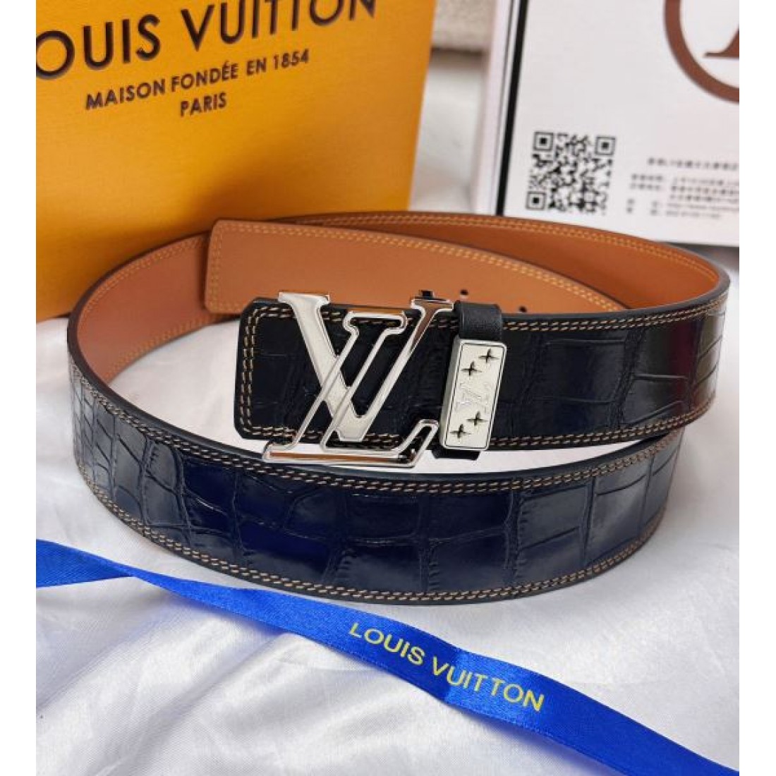 シンプル 洗練 Louis Vuitton ルイヴィトン コピー ベルト ブラックレザー モノグラムエンボス シルバーLVバックル クリーンデザイン ビジネススタイル