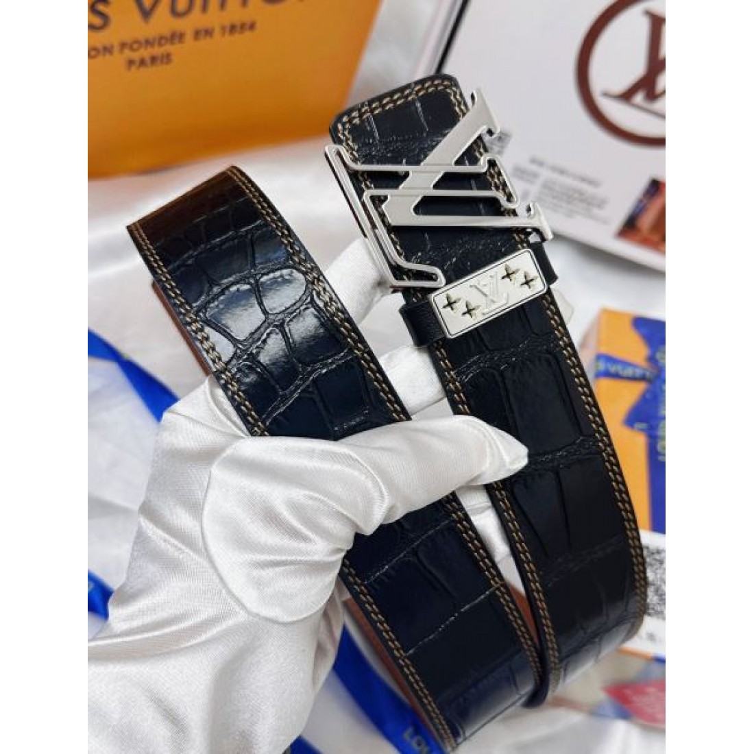 シンプル 洗練 Louis Vuitton ルイヴィトン コピー ベルト ブラックレザー モノグラムエンボス シルバーLVバックル クリーンデザイン ビジネススタイル