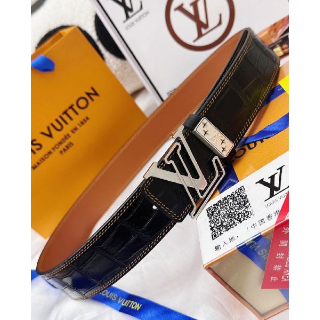 シンプル 洗練 Louis Vuitton ルイヴィトン コピー ベルト ブラックレザー モノグラムエンボス シルバーLVバックル クリーンデザイン ビジネススタイル