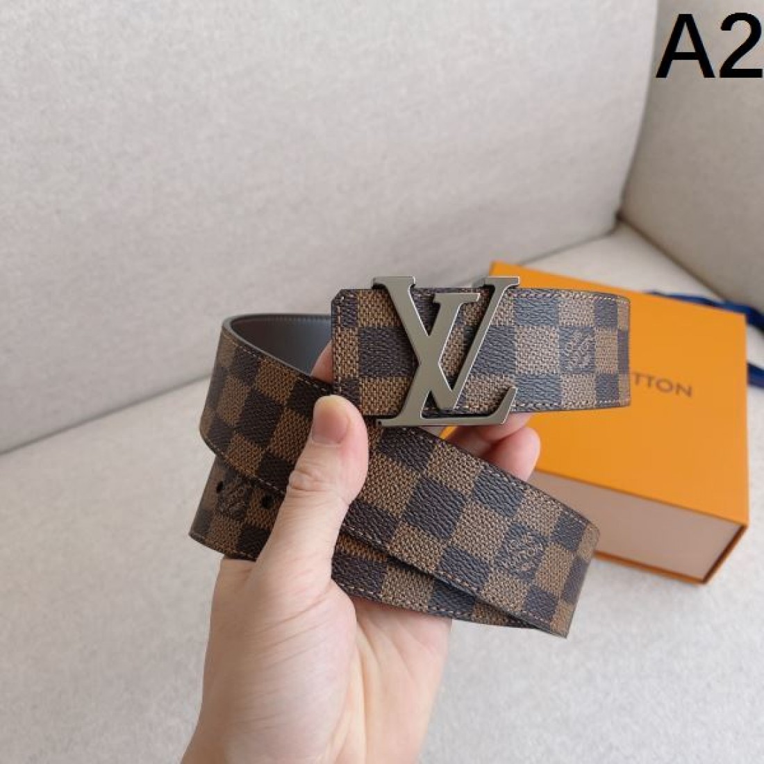 タフ 存在感 Louis Vuitton ルイヴィトン コピー ベルト ブラックチェック型押しレザー シルバーバックル 厚みある仕様 ストリート映えデザイン