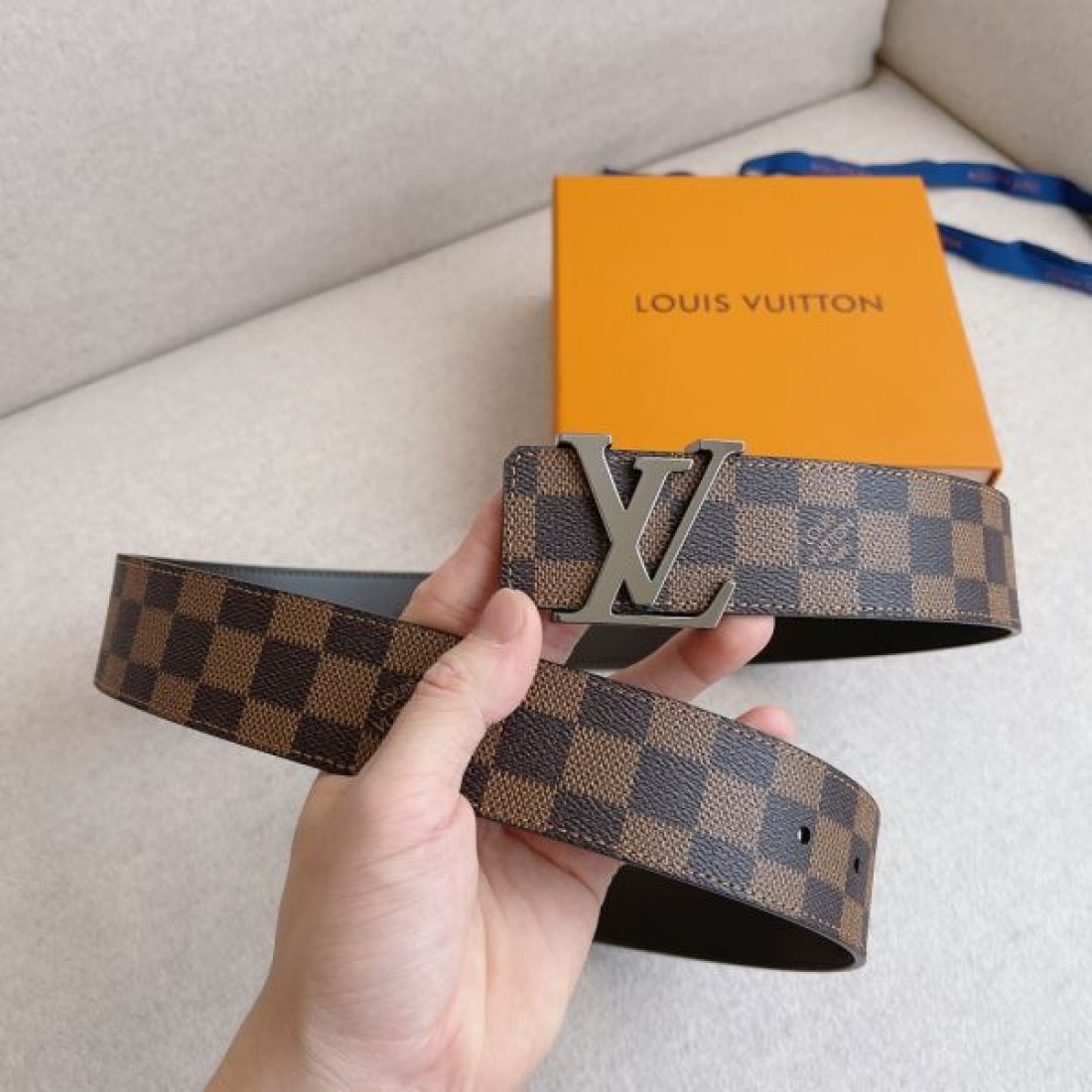 タフ 存在感 Louis Vuitton ルイヴィトン コピー ベルト ブラックチェック型押しレザー シルバーバックル 厚みある仕様 ストリート映えデザイン