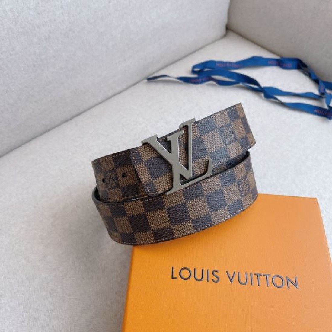 タフ 存在感 Louis Vuitton ルイヴィトン コピー ベルト ブラックチェック型押しレザー シルバーバックル 厚みある仕様 ストリート映えデザイン