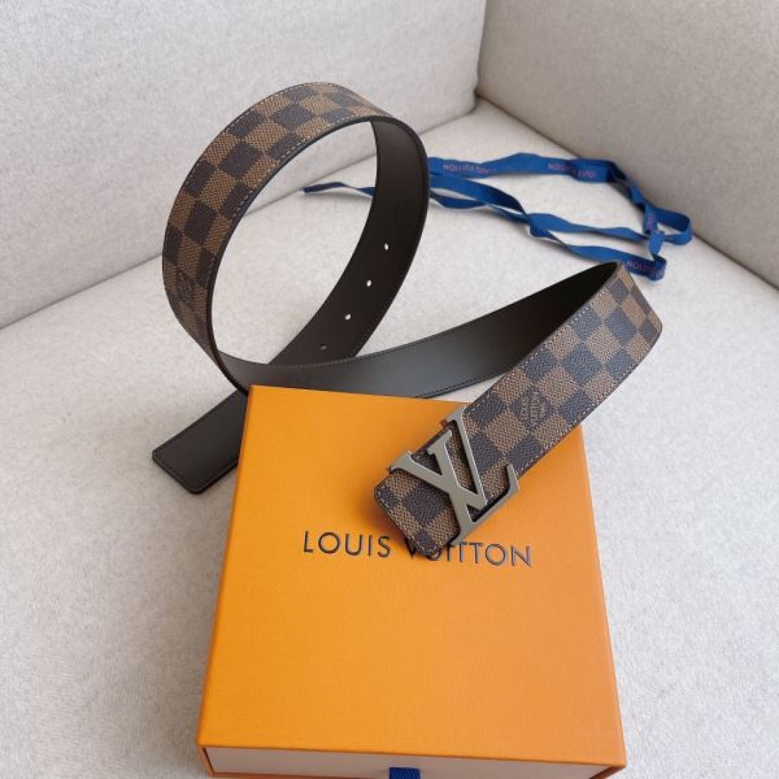 タフ 存在感 Louis Vuitton ルイヴィトン コピー ベルト ブラックチェック型押しレザー シルバーバックル 厚みある仕様 ストリート映えデザイン