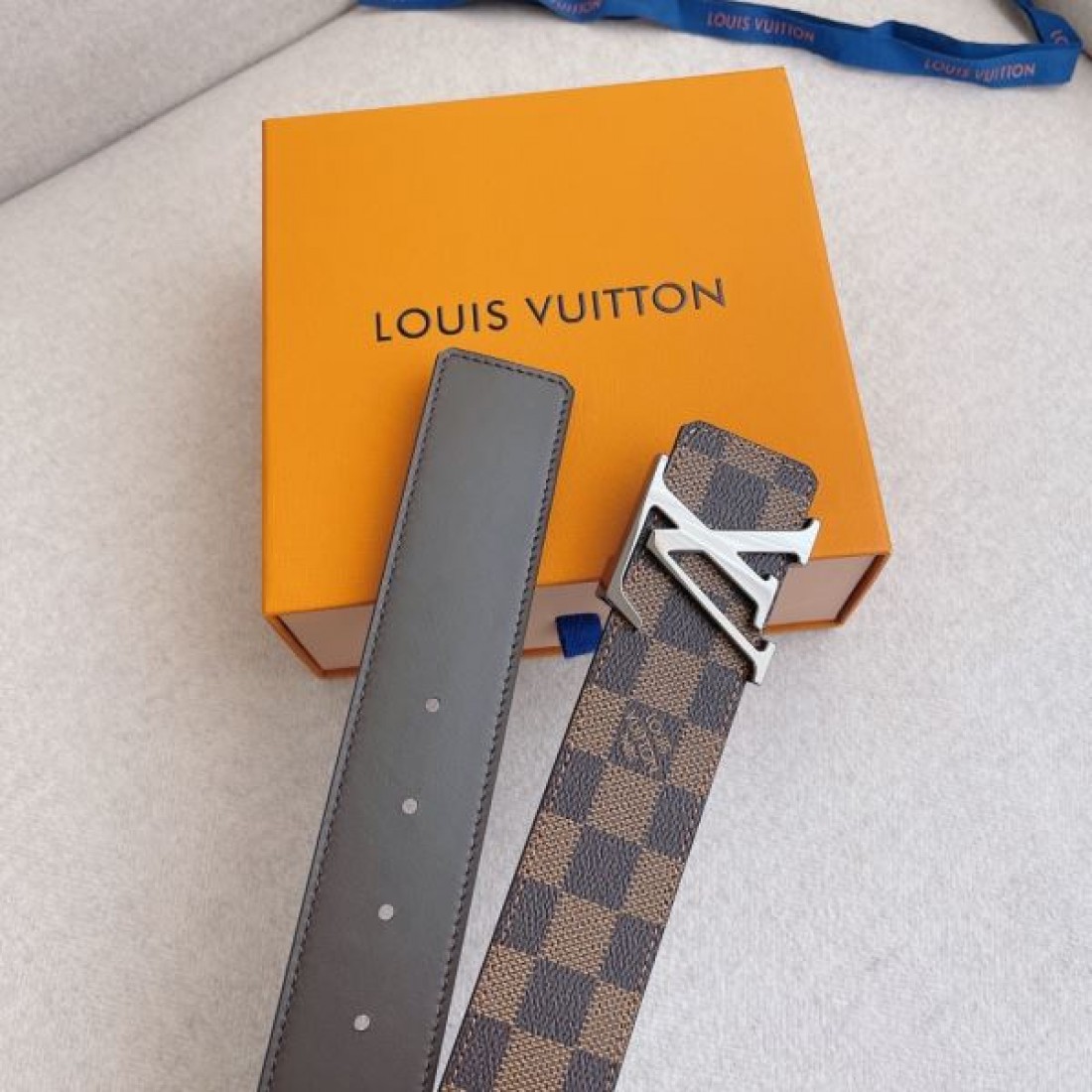 タフ 存在感 Louis Vuitton ルイヴィトン コピー ベルト ブラックチェック型押しレザー シルバーバックル 厚みある仕様 ストリート映えデザイン
