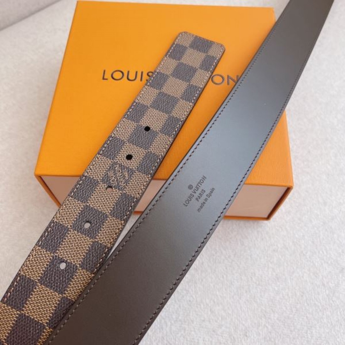 タフ 存在感 Louis Vuitton ルイヴィトン コピー ベルト ブラックチェック型押しレザー シルバーバックル 厚みある仕様 ストリート映えデザイン