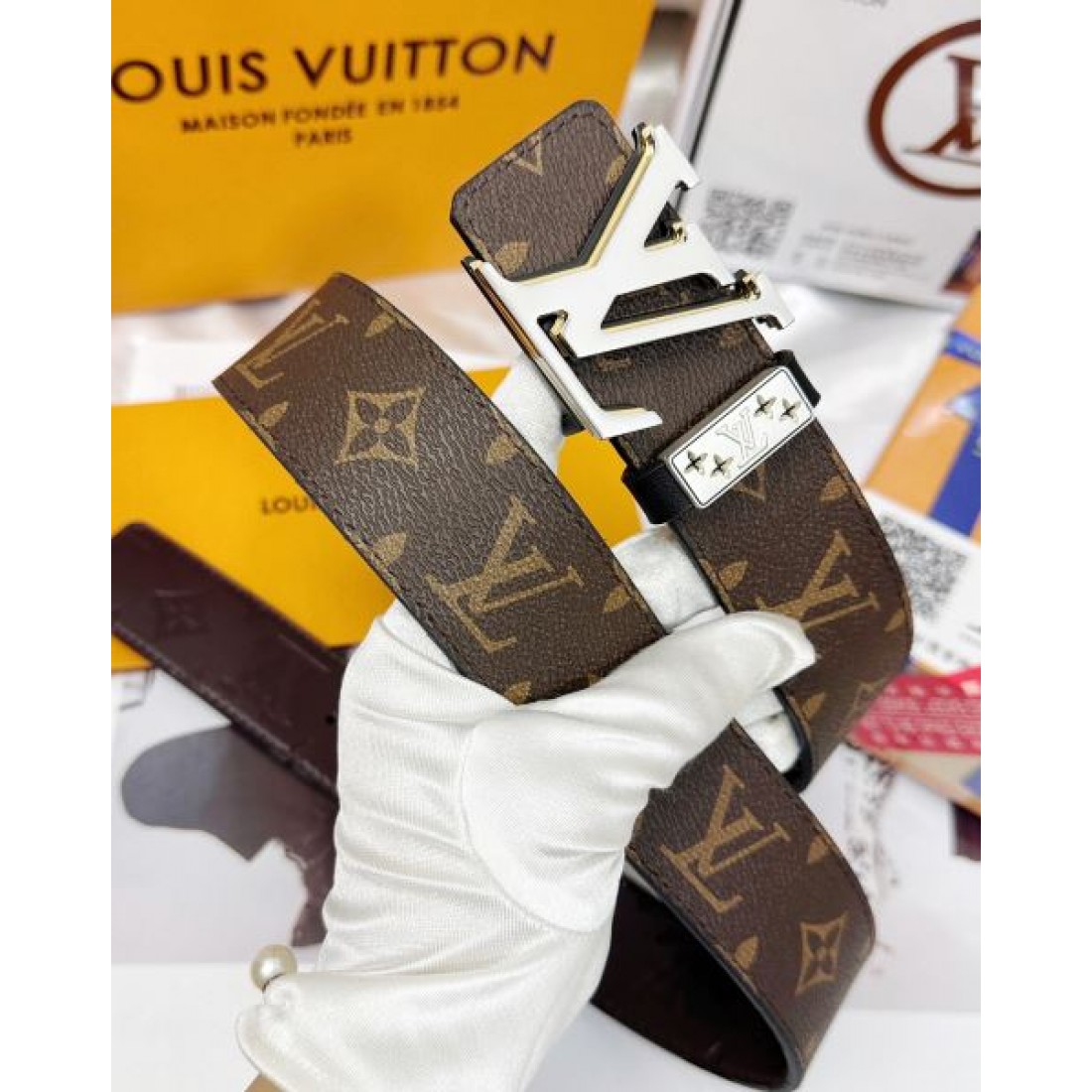 立体感 精巧 Louis Vuitton ルイヴィトン コピー ベルト ブラックモノグラムレザー メタルLVバックル 彫り込みディテール 高密度仕上げ 上質な雰囲気