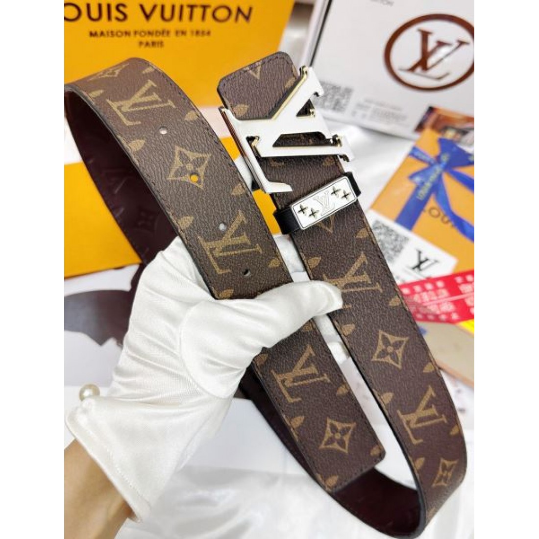 立体感 精巧 Louis Vuitton ルイヴィトン コピー ベルト ブラックモノグラムレザー メタルLVバックル 彫り込みディテール 高密度仕上げ 上質な雰囲気
