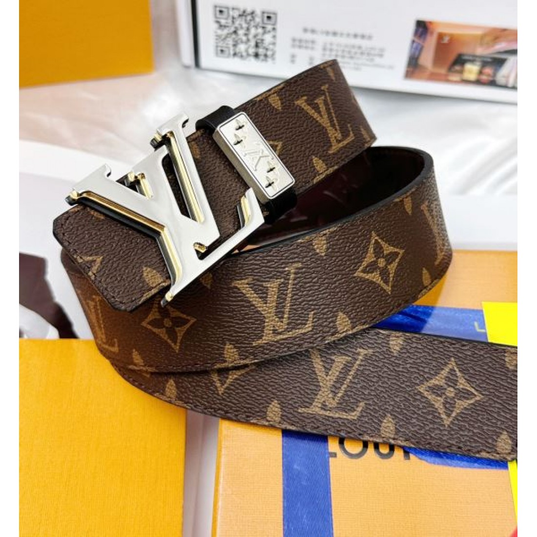 立体感 精巧 Louis Vuitton ルイヴィトン コピー ベルト ブラックモノグラムレザー メタルLVバックル 彫り込みディテール 高密度仕上げ 上質な雰囲気