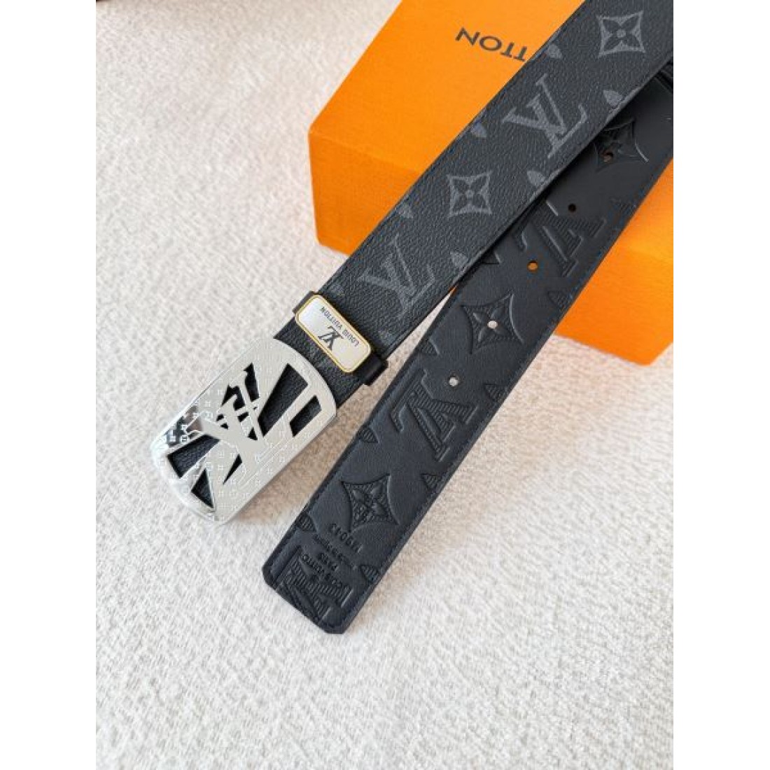 直線美 強調 Louis Vuitton ルイヴィトン コピー ベルト ブラックモノグラムレザー ダークグレー調型押し ゴールドカットバックル シャープな輪郭 高級感演出