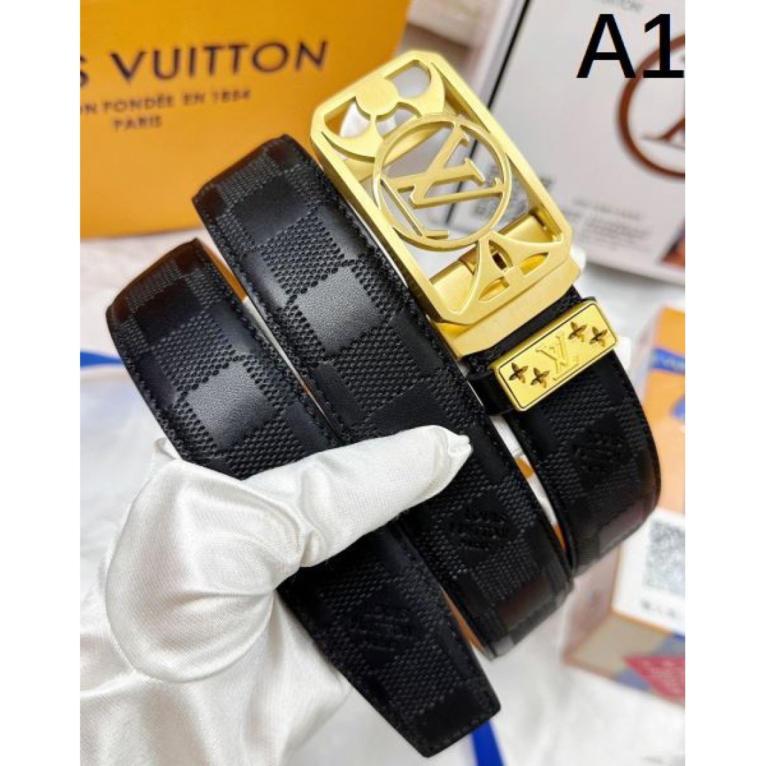 ミニマル 構造美 Louis Vuitton ルイヴィトン コピー ベルト ブラックレザー モノグラム刻印 フラット仕上げ メタルロックバックル バランス感あるデザイン