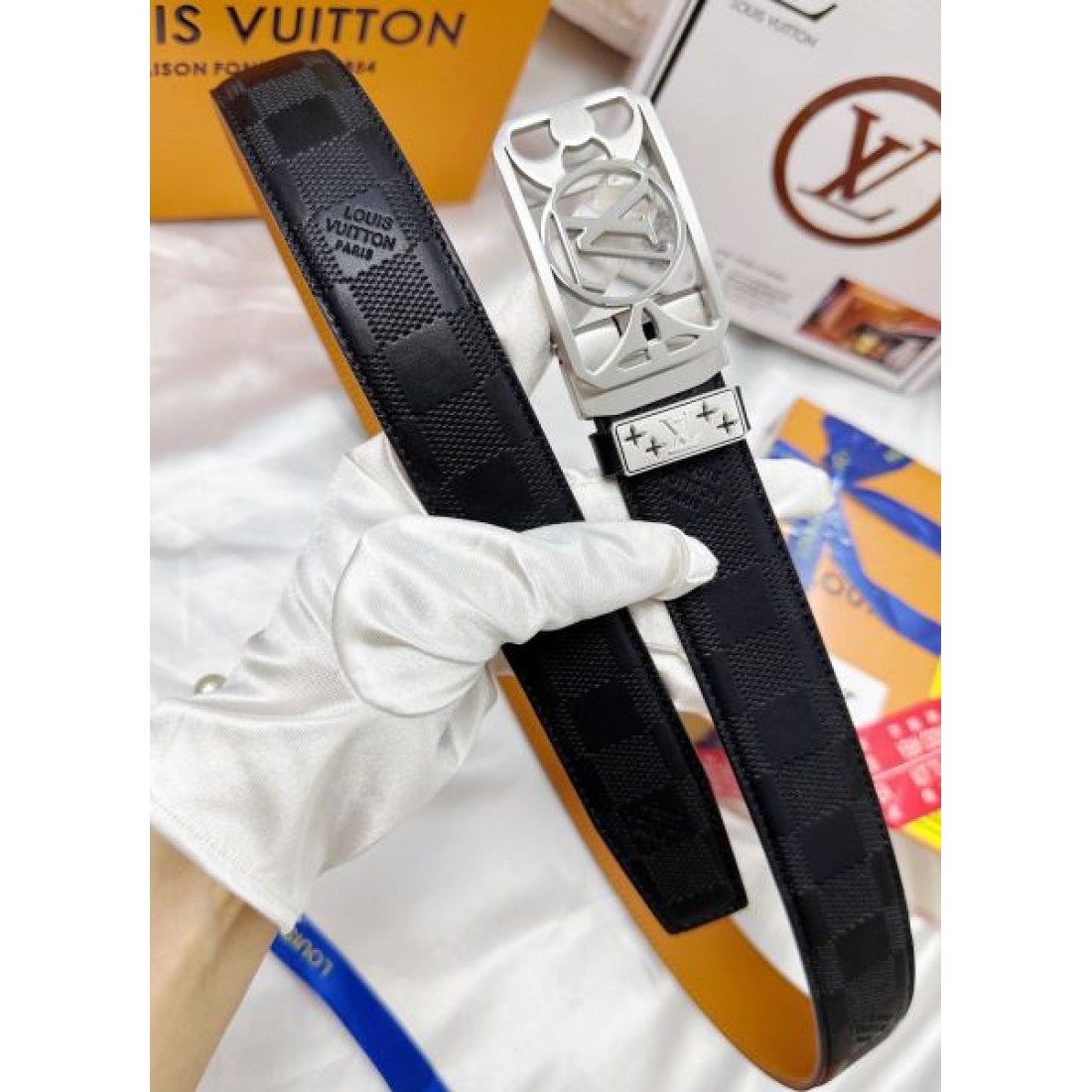 ミニマル 構造美 Louis Vuitton ルイヴィトン コピー ベルト ブラックレザー モノグラム刻印 フラット仕上げ メタルロックバックル バランス感あるデザイン