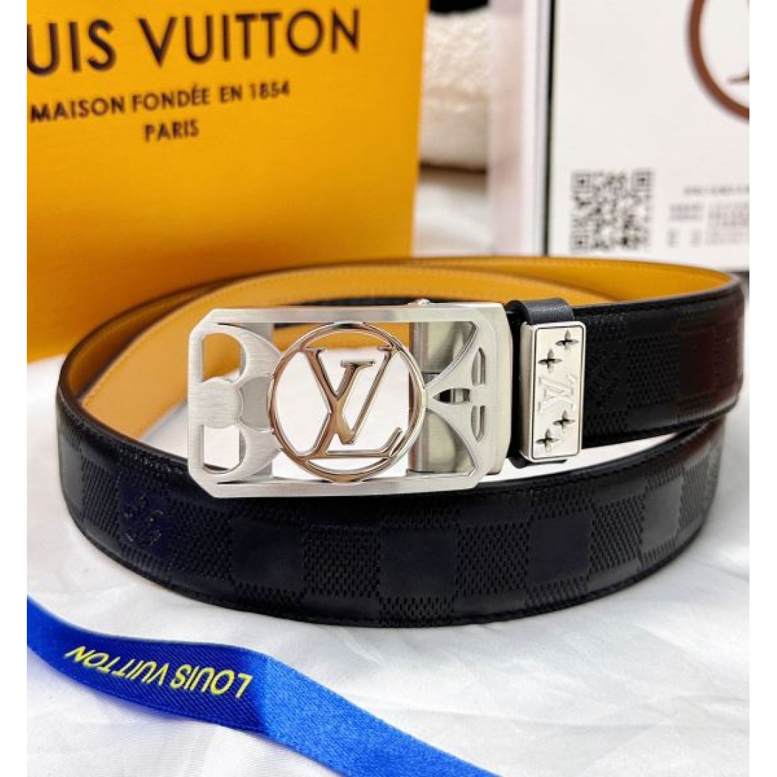 ミニマル 構造美 Louis Vuitton ルイヴィトン コピー ベルト ブラックレザー モノグラム刻印 フラット仕上げ メタルロックバックル バランス感あるデザイン