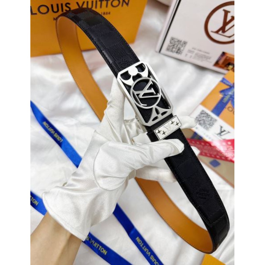 ミニマル 構造美 Louis Vuitton ルイヴィトン コピー ベルト ブラックレザー モノグラム刻印 フラット仕上げ メタルロックバックル バランス感あるデザイン