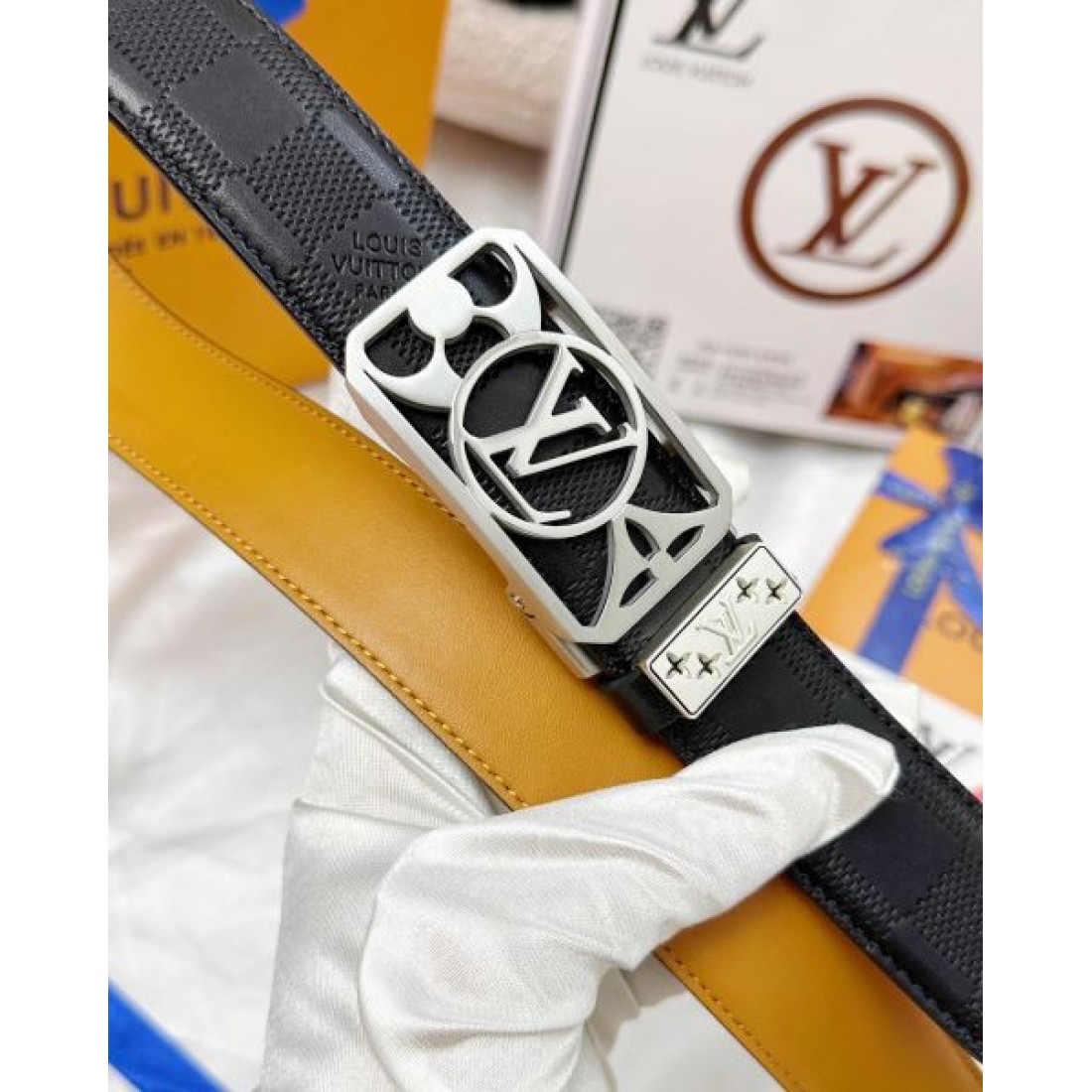 ミニマル 構造美 Louis Vuitton ルイヴィトン コピー ベルト ブラックレザー モノグラム刻印 フラット仕上げ メタルロックバックル バランス感あるデザイン