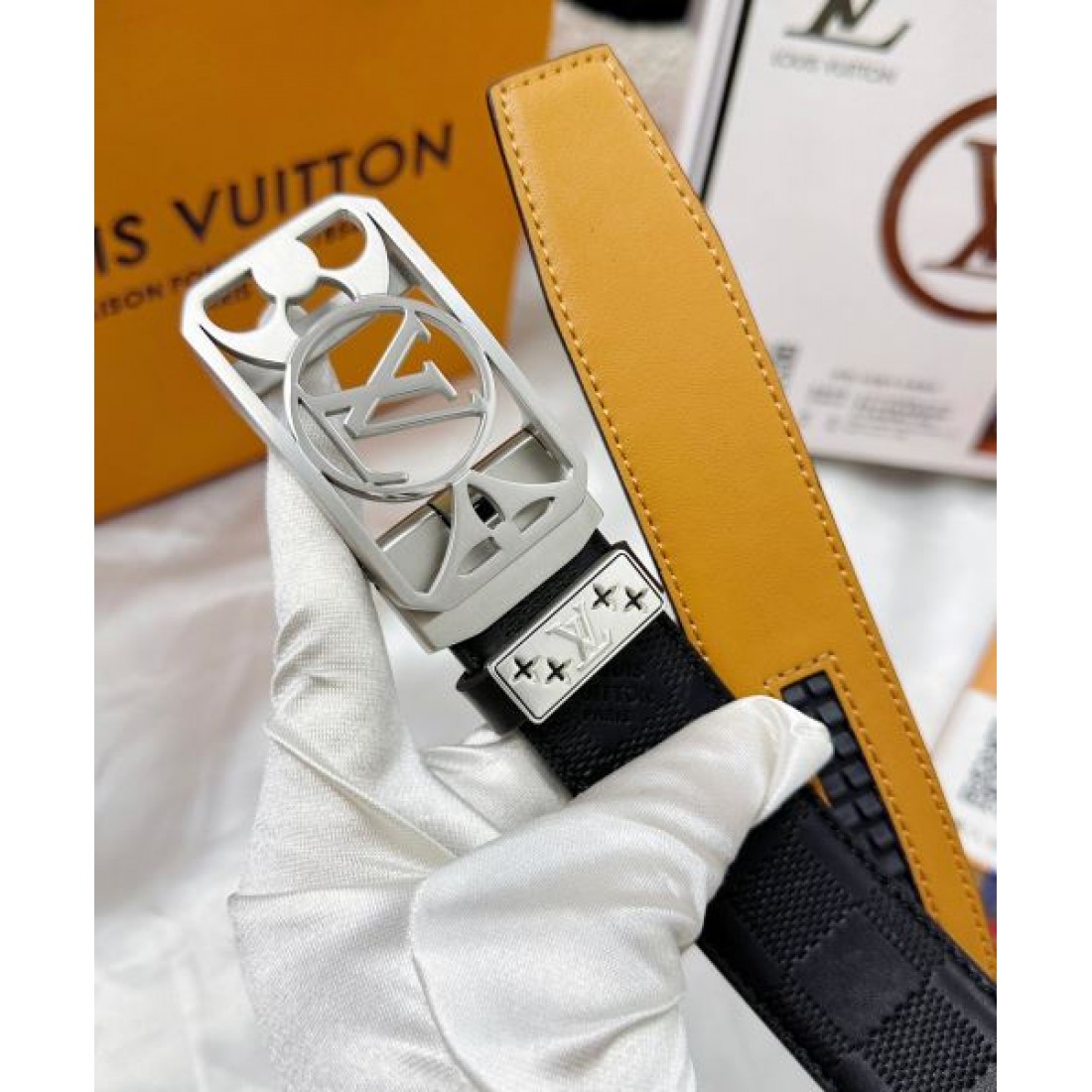 ミニマル 構造美 Louis Vuitton ルイヴィトン コピー ベルト ブラックレザー モノグラム刻印 フラット仕上げ メタルロックバックル バランス感あるデザイン